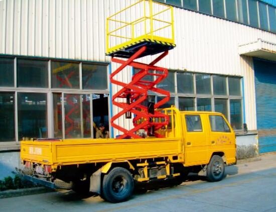 Truck-mounted scissor lift platform for airport